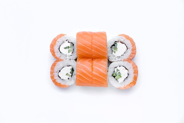 PSD sushi rolls japońskie potrawy maki na białym tle idealne do stosowania w menu komercyjnym żywności