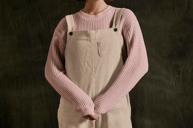 スウェットモックアップ 女性 秋の服装 ファッションデザイン PSD