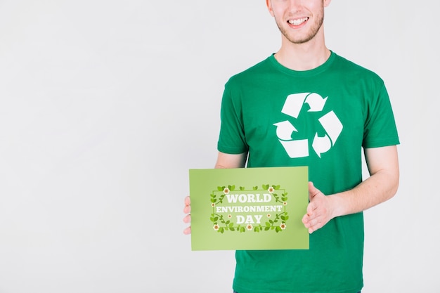 Światowy dzień środowiska makieta z wolontariuszem trzyma papier