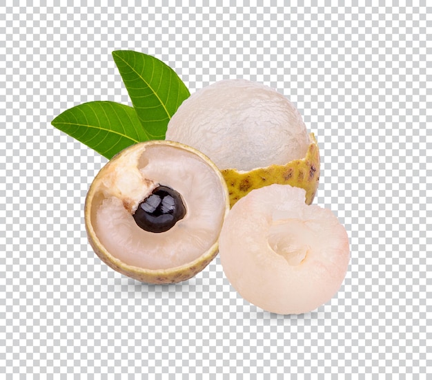 Świeży longan z liści na białym tle