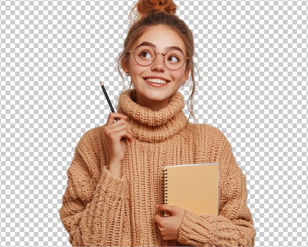 Szczęśliwa studentka w ciepłym swetrze trzymająca ołówek i notatki myśląco patrząc na biały tło