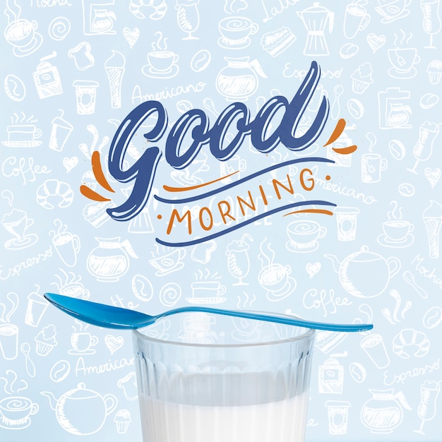 PSD szklanka mleka na śniadanie na stole