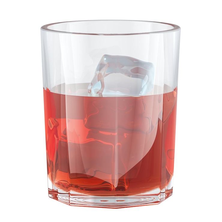 PSD szkło z napojem alkoholowym i lodem 3d wyizolowane na przezroczystym tle