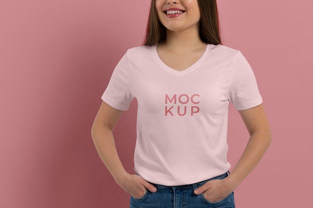 美しい若い女性のTシャツのモックアップ