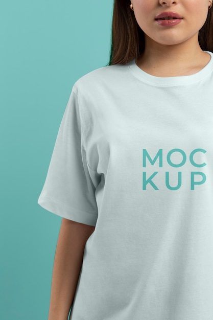 Mockup di t-shirt sulla bella giovane donna