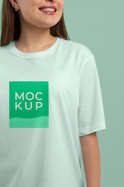 Mockup di t-shirt sulla bella giovane donna