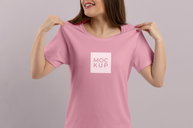 PSD mockup di t-shirt sulla bella giovane donna