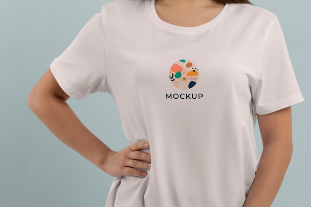 Mockup di t-shirt sulla bella giovane donna