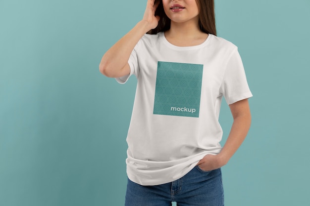 美しい若い女性のTシャツのモックアップ