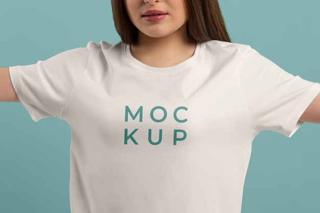 Mockup di t-shirt sulla bella giovane donna