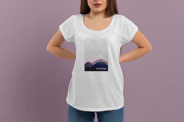 Mockup di t-shirt sulla bella giovane donna