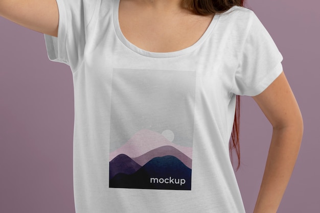 PSD mockup di t-shirt sulla bella giovane donna