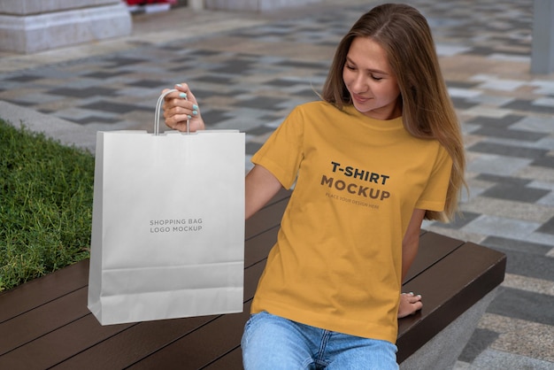 현대 도시에서 걷는 티셔츠 모형 소녀