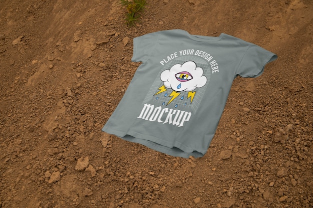 PSD t-shirt mockup in de natuur