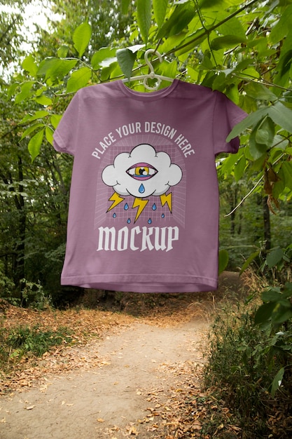 PSD t-shirt mockup in de natuur