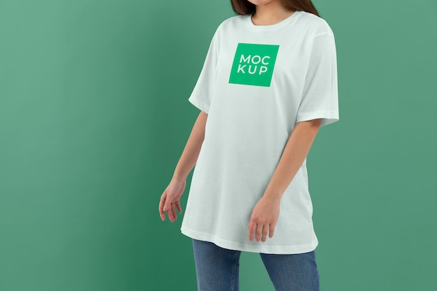 PSD 美しい若い女性のtシャツのモックアップ