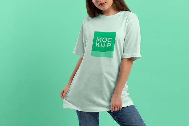 美しい若い女性のtシャツのモックアップ