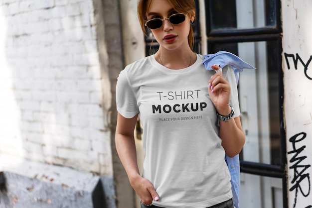 T-shirt mockup ragazza alla moda sulla strada