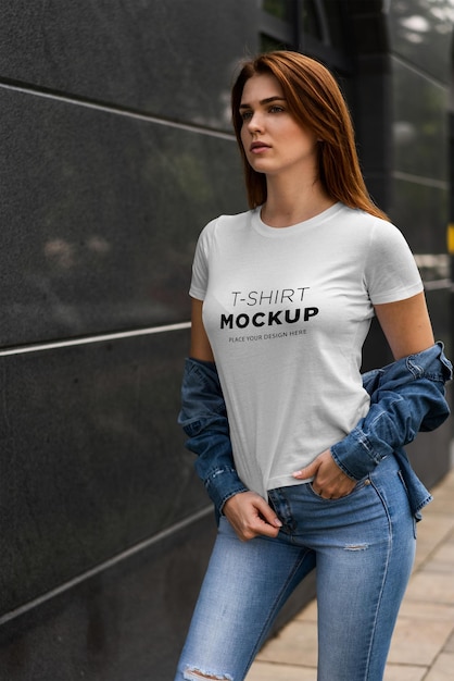 T-shirt mockup ragazza alla moda sulla strada