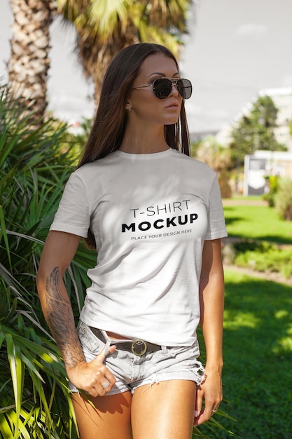 T-shirt mockup ragazza alla moda sulla strada