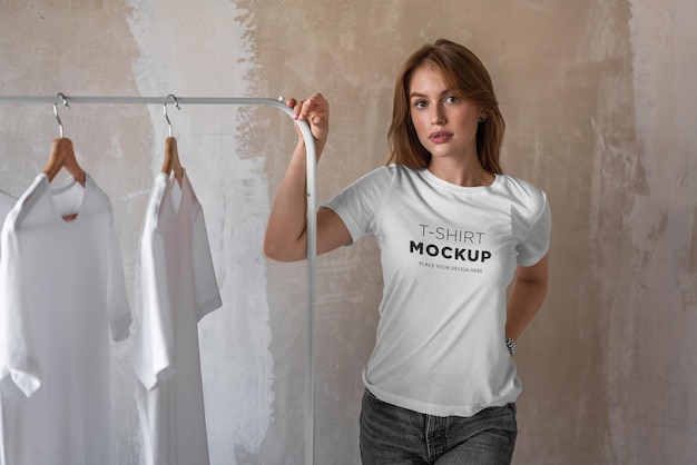 PSD t-shirt mockup ragazza alla moda in studio