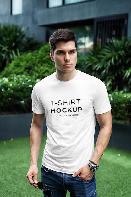 T-shirt mockup uomo alla moda in giardino