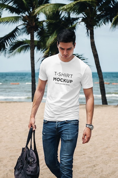 T-shirt mockup uomo alla moda con borsa sulla spiaggia