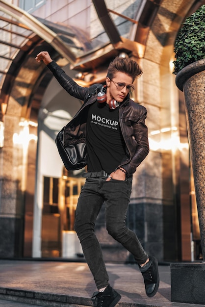 PSD t-shirt mockup uomo alla moda con le cuffie che saltano