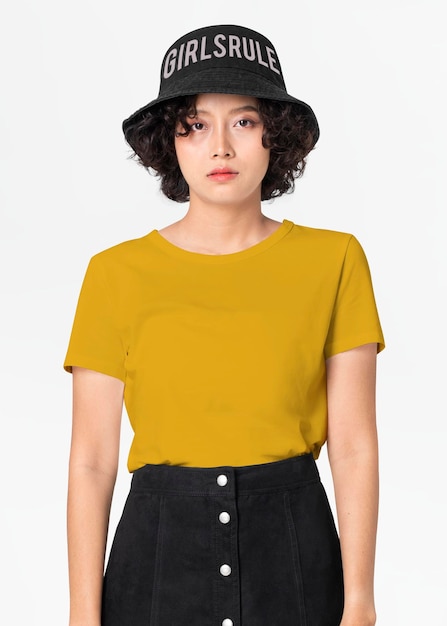 A 라인 스커트와 버킷 모자가있는 티셔츠 모형