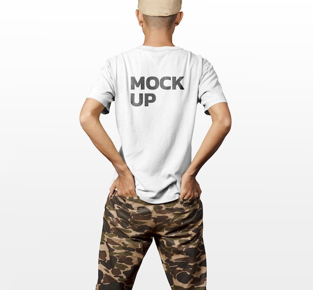 PSD t-shirt omdraaien man model mockup