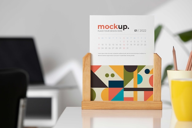 PSD display da tavolo con mockup del calendario nella vita reale