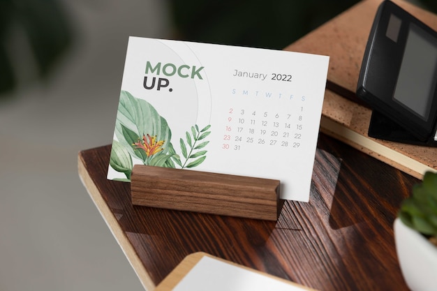 PSD display da tavolo con mockup del calendario nella vita reale