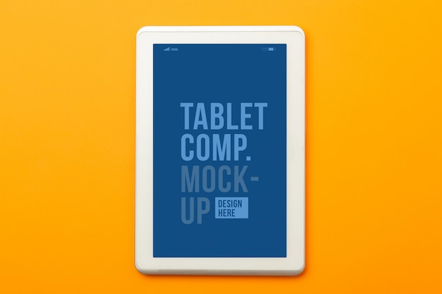 オレンジ色の背景にタブレットコンピューターのモックアップテンプレート。