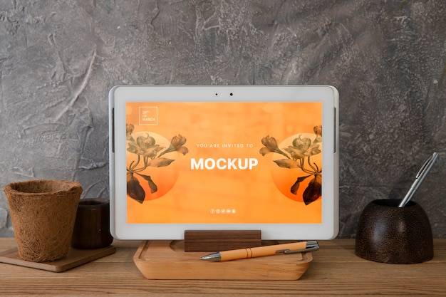 PSD 木のシーンでのタブレット デバイスのモックアップ