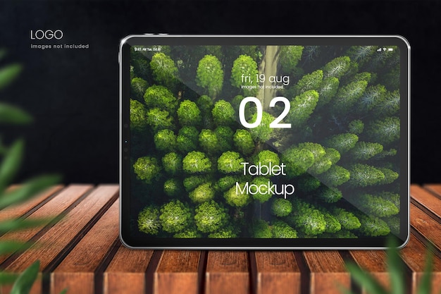 PSD Макет планшетного устройства на деревенской деревянной поверхности