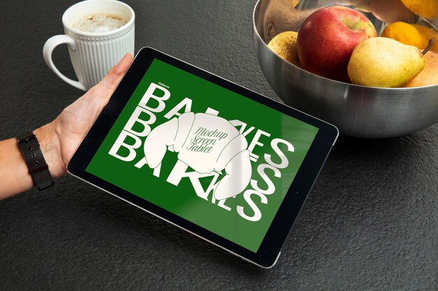 Dispositivo tablet con bevanda al caffè