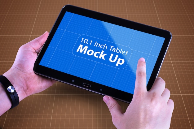 Tablet in mano mock up