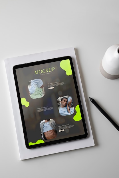 PSD mock-up di tablet con scena di mobili in legno