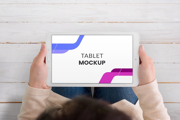 Tablet mockup bovenaanzicht in handen van de vrouw