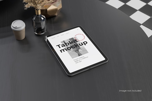 PSD tablet mockup op de zwarte tafel.