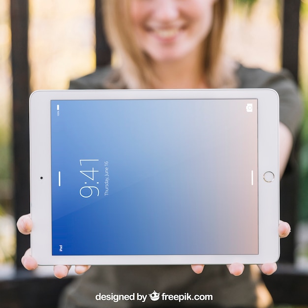 Mockup di tablet con donna offuscata