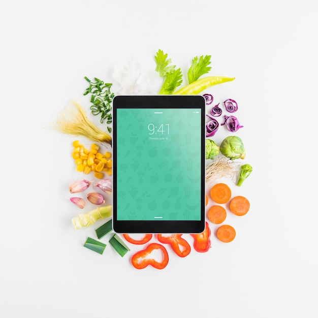 Tablet modello con il concetto di cibo sano