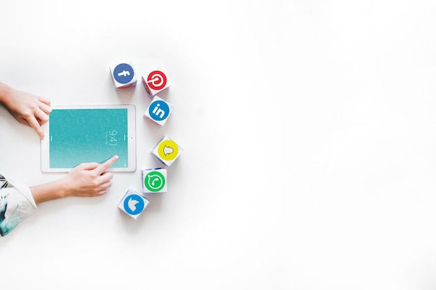 PSD mockup di tablet con il concetto di social network