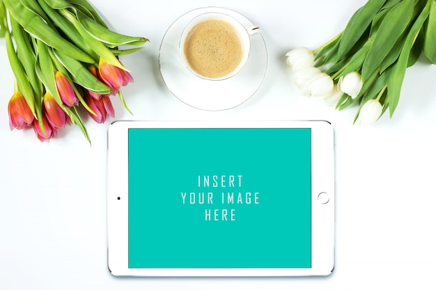 花の白い背景でタブレットはモックアップ