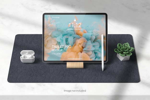 PSD テーブルの上のタブレット プロ モックアップ