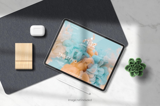 Tablet pro mockup op tafel