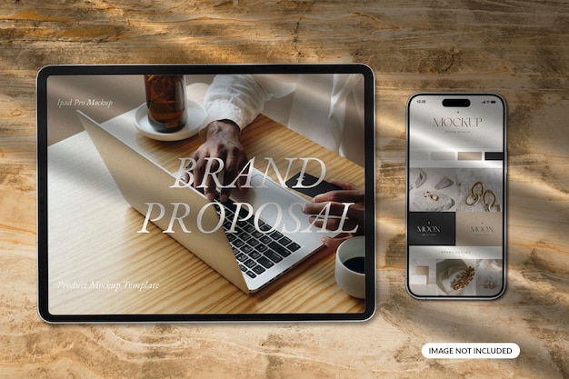 ウッド テクスチャ背景に電話 14 pro max モックアップとタブレット pro