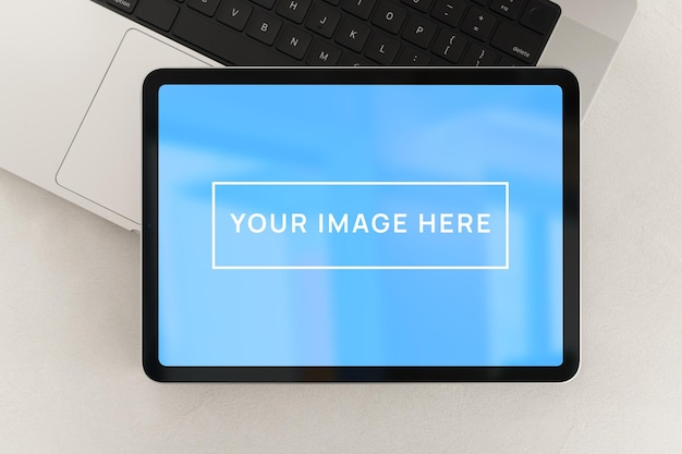 Mockup dello schermo del tablet sul portatile