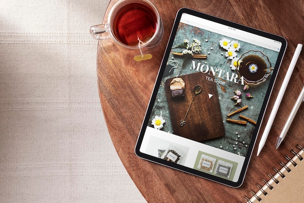 Tablet screen mockup social media influencer lifestyle psd