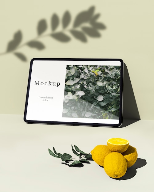 PSD 감귤과 나뭇잎 태블릿